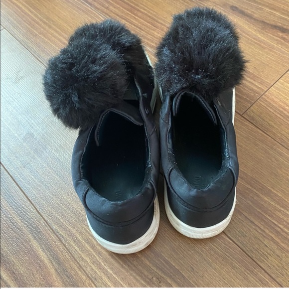 Pom Pom Sneakers, 7.5 medium,EXCELLENT condition - Picture 5 of 5